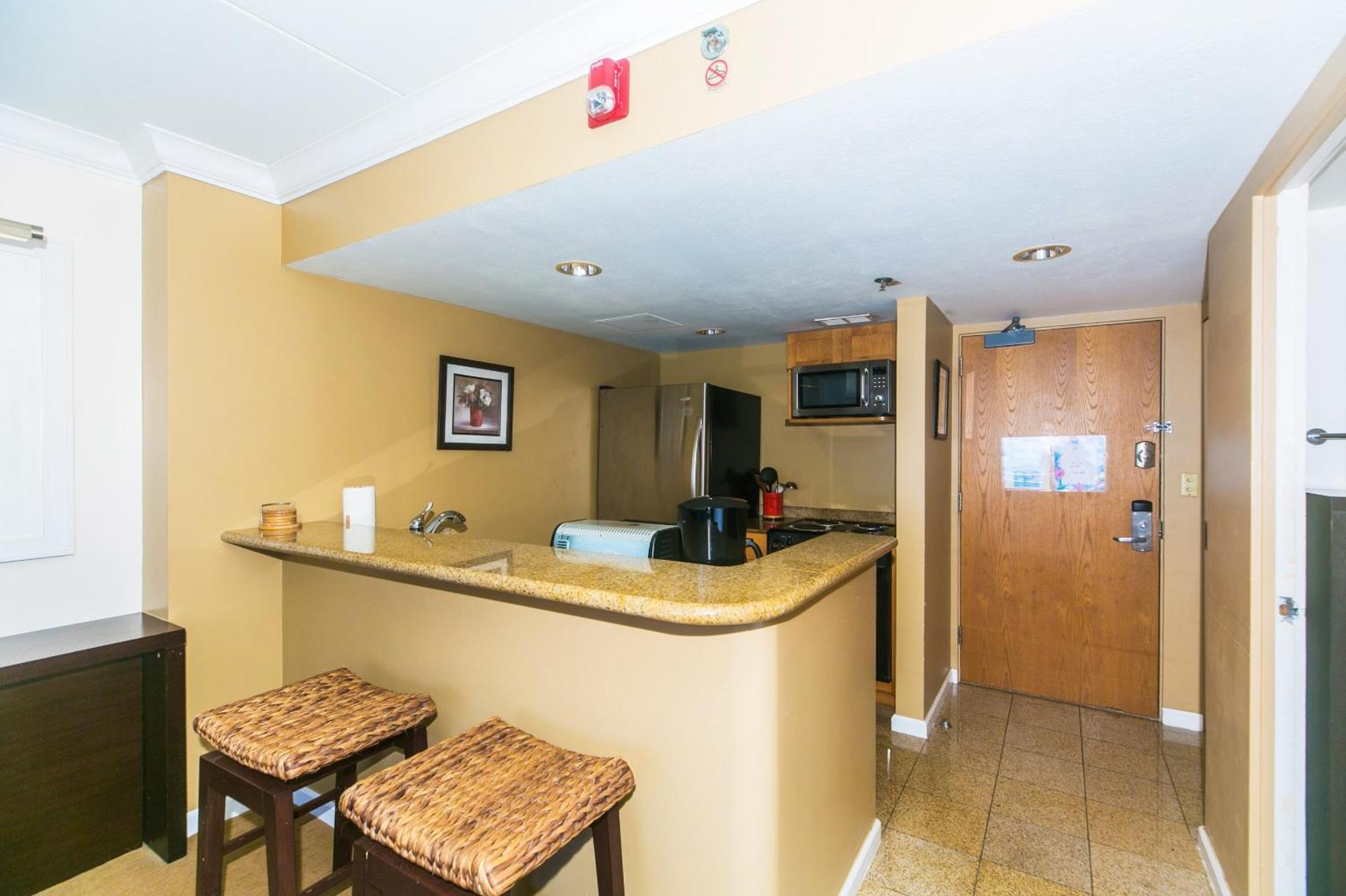Ilikai Tower One Bedroom Lagoon View Waikiki Condos With Lanai & Free Wifi Honolulu Room photo