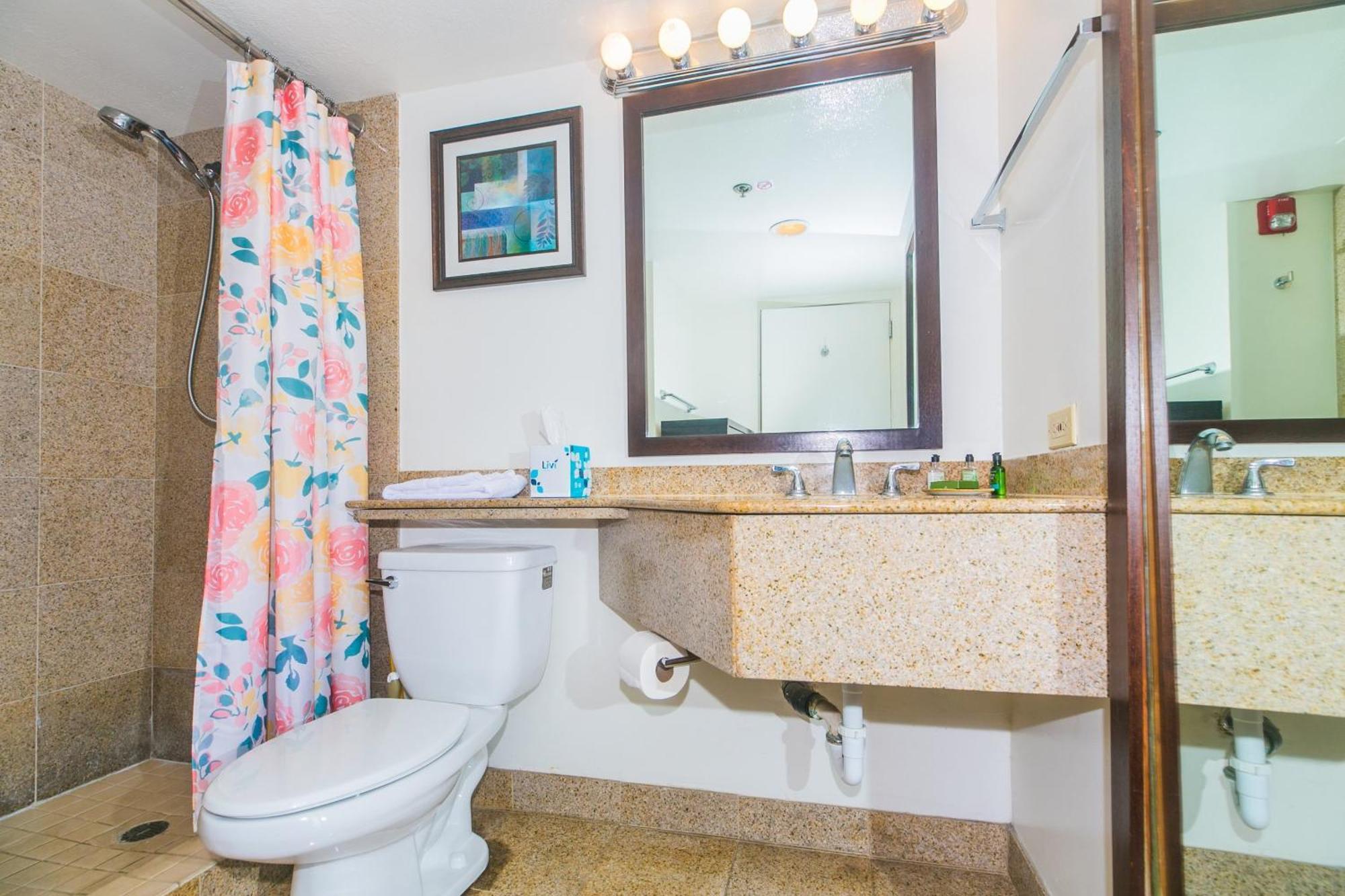 Ilikai Tower One Bedroom Lagoon View Waikiki Condos With Lanai & Free Wifi Honolulu Room photo