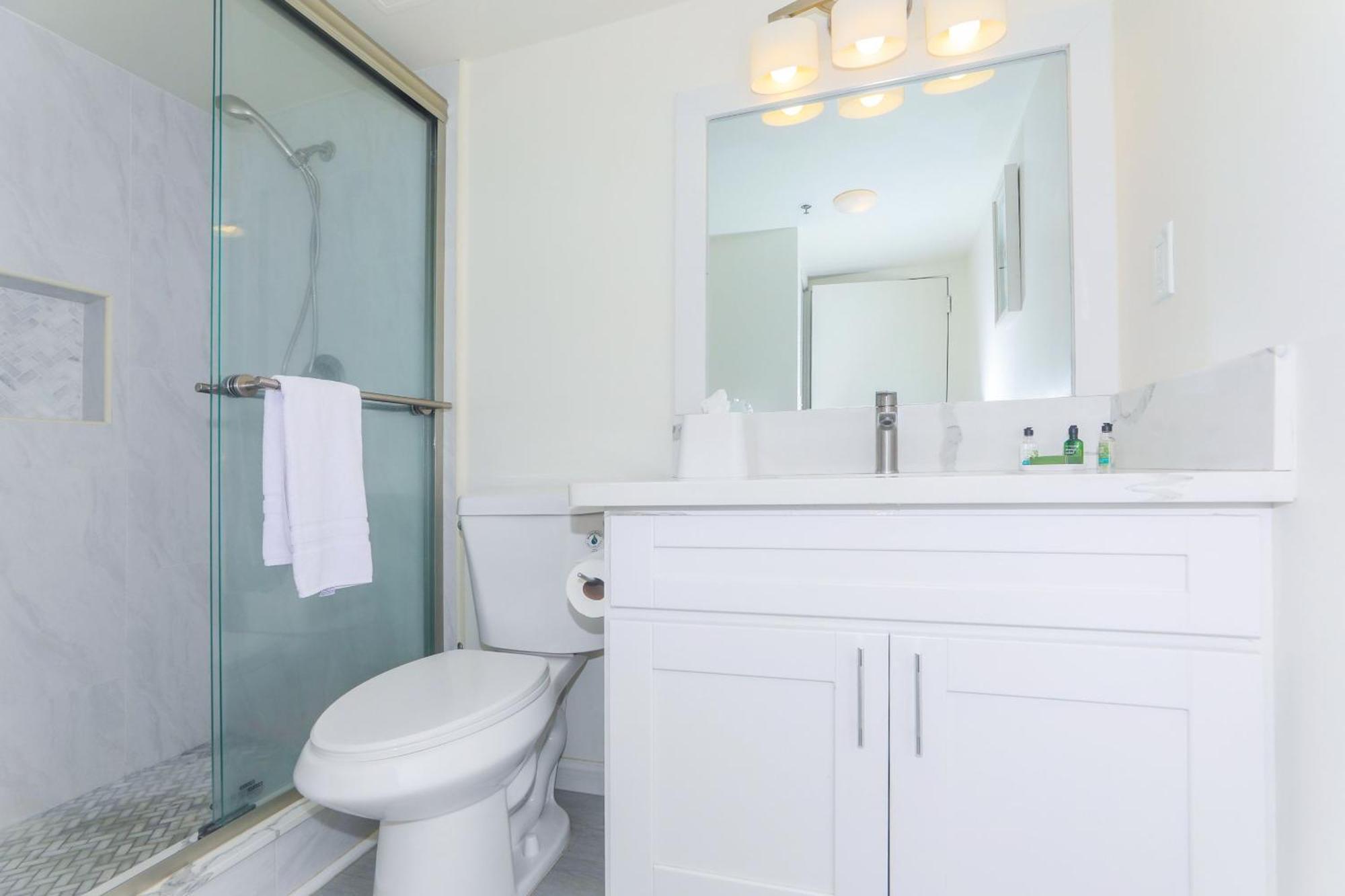 Ilikai Tower One Bedroom Lagoon View Waikiki Condos With Lanai & Free Wifi Honolulu Room photo