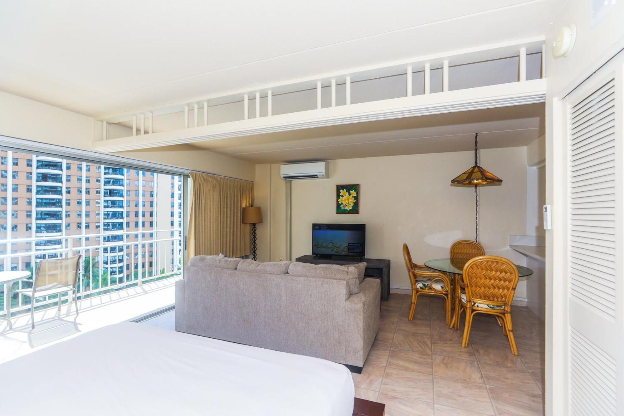 Ilikai Tower One Bedroom Lagoon View Waikiki Condos With Lanai & Free Wifi Honolulu Room photo